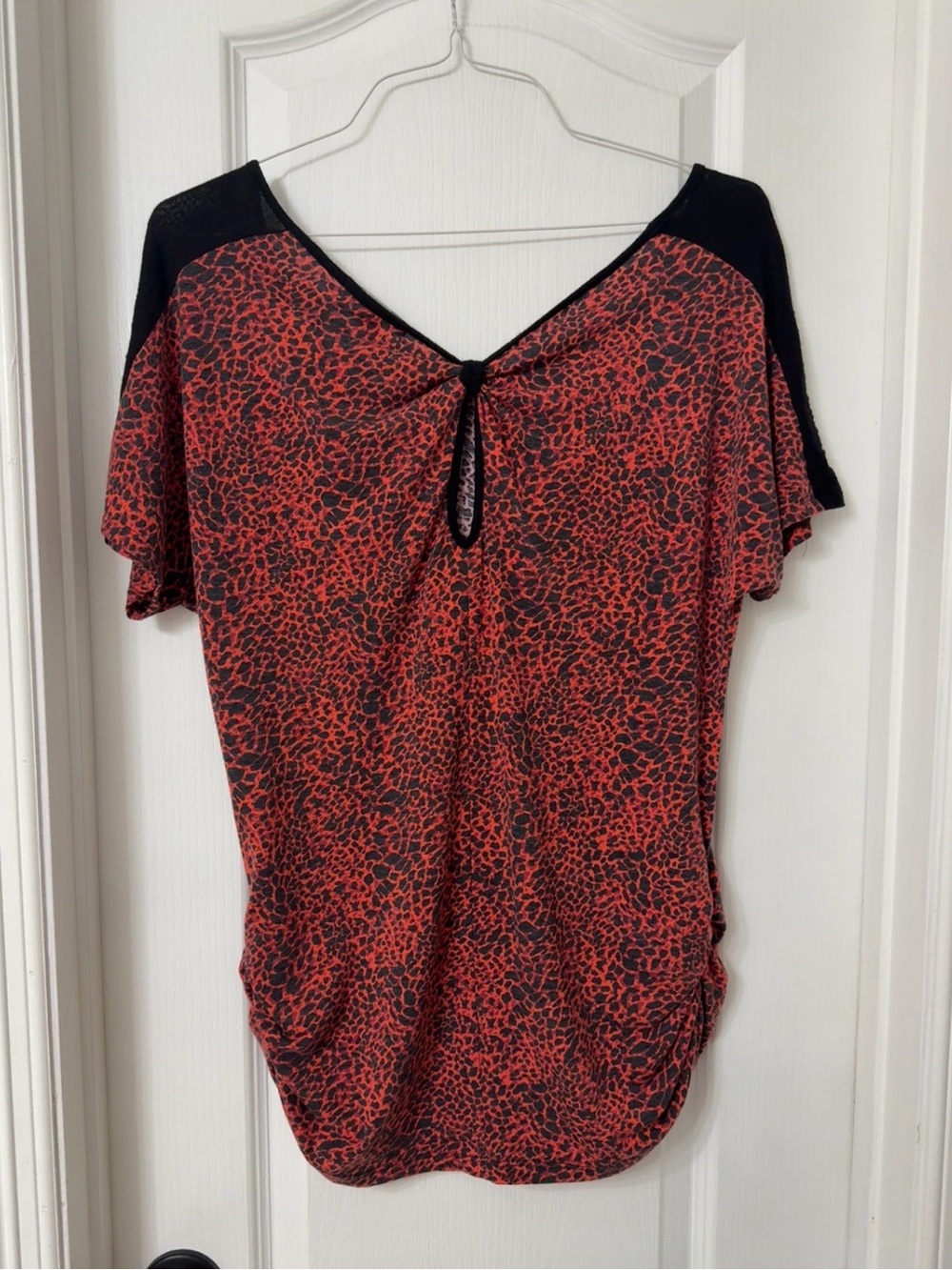 Espresso red leopard print black short sleeves ruched sides bow back detail L - Picture 1 of 5